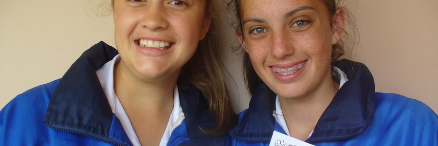 Jannika van Niekerk en Mart-Mari Koekemoer hul geskenkbewyse vas 